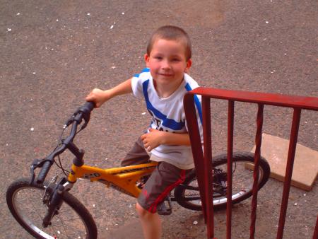 et voila mon cousin ses un petit monstre